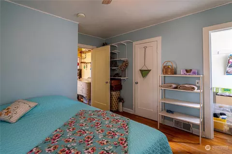 Bedroom - 427 E Wapato Ave, Chelan, WA 98816 photo 2 of 3