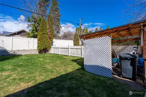 Exterior - 427 E Wapato Ave, Chelan, WA 98816 photo 10 of 14