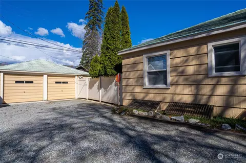 Exterior - 427 E Wapato Ave, Chelan, WA 98816 photo 3 of 14