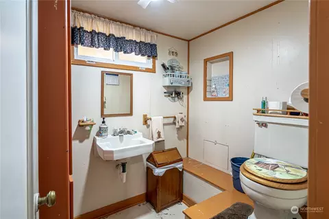 Bath - 427 E Wapato Ave, Chelan, WA 98816 photo 3 of 3