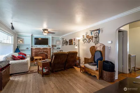 Living - 427 E Wapato Ave, Chelan, WA 98816 photo 1 of 3