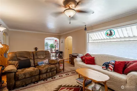 Living - 427 E Wapato Ave, Chelan, WA 98816 photo 2 of 3
