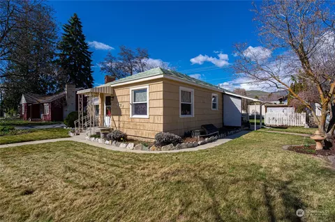 Exterior - 427 E Wapato Ave, Chelan, WA 98816 photo 4 of 14