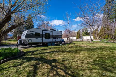 Exterior - 427 E Wapato Ave, Chelan, WA 98816 photo 6 of 14