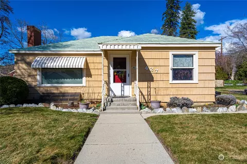 427 E Wapato Ave, Chelan, WA 98816