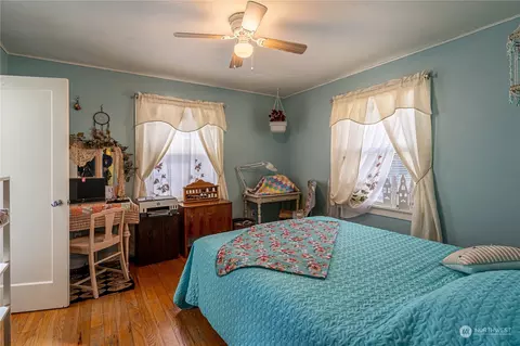 Bedroom - 427 E Wapato Ave, Chelan, WA 98816 photo 1 of 3