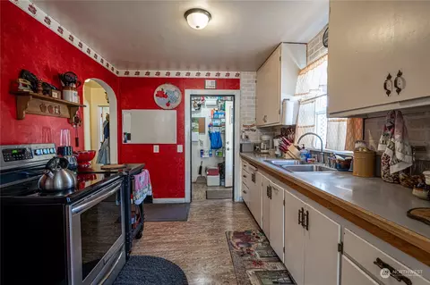 Kitchen - 427 E Wapato Ave, Chelan, WA 98816 photo 1 of 3