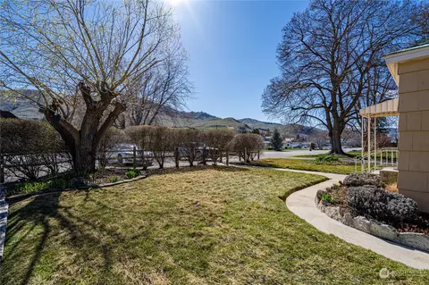 Exterior - 427 E Wapato Ave, Chelan, WA 98816 photo 5 of 14