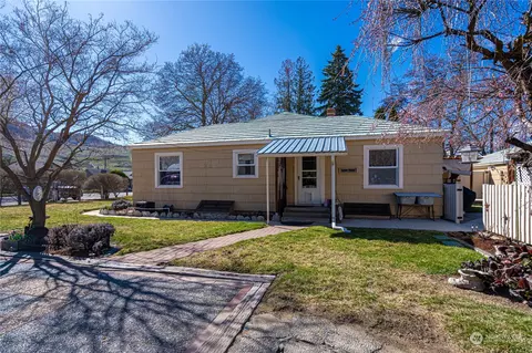 Exterior - 427 E Wapato Ave, Chelan, WA 98816 photo 8 of 14
