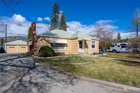 Exterior - 427 E Wapato Ave, Chelan, WA 98816 photo 2 of 14