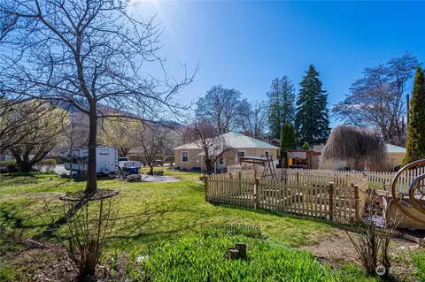 Exterior - 427 E Wapato Ave, Chelan, WA 98816 photo 7 of 14