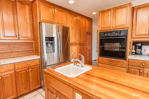 Kitchen - 653 Brigadoon Blvd, Sequim, WA 98382 photo 2 of 3