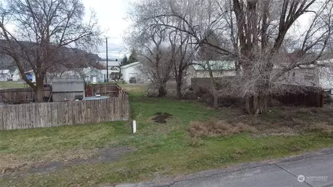 62 Jackson Ave, Electric City, WA 99123