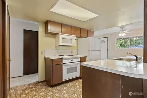 Kitchen - 19211 3rd Dr SE, Bothell, WA 98012 photo 3 of 4