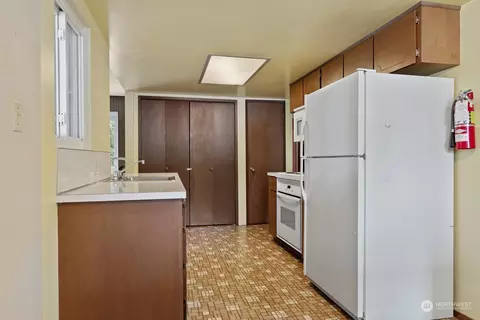 Kitchen - 19211 3rd Dr SE, Bothell, WA 98012 photo 1 of 4