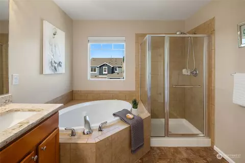Bath - 4126 167th Pl SE, Bothell, WA 98012 photo 2 of 4