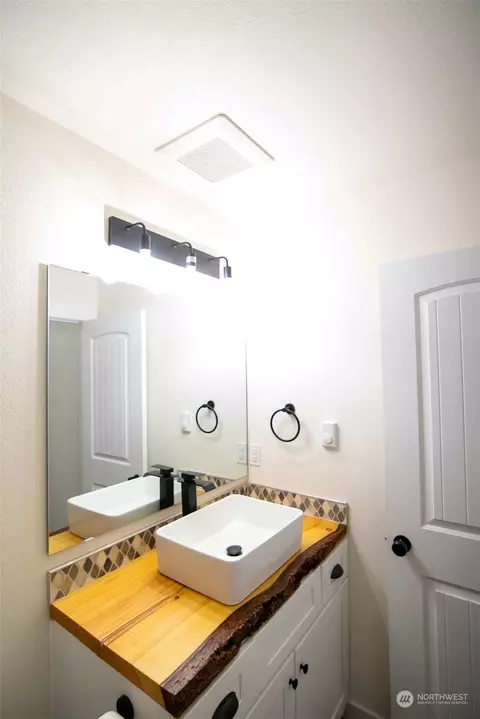 Bath - 519 E Maple St, Centralia, WA 98531 photo 5 of 8