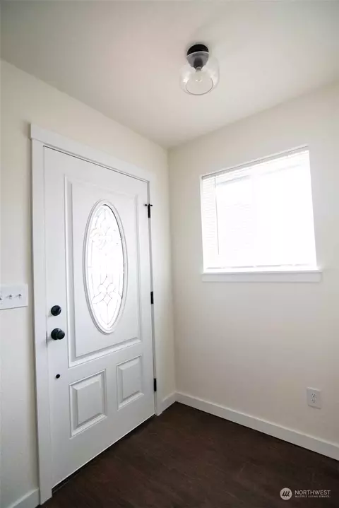 Entry Way - 519 E Maple St, Centralia, WA 98531 photo 1 of 3