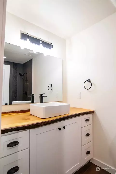 Bath - 519 E Maple St, Centralia, WA 98531 photo 8 of 8