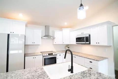 Kitchen - 519 E Maple St, Centralia, WA 98531 photo 2 of 4