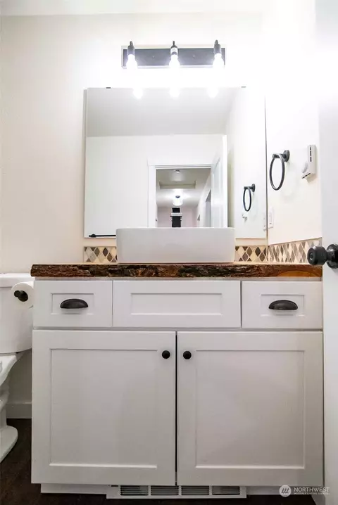 Bath - 519 E Maple St, Centralia, WA 98531 photo 4 of 8