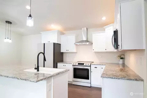 Kitchen - 519 E Maple St, Centralia, WA 98531 photo 3 of 4