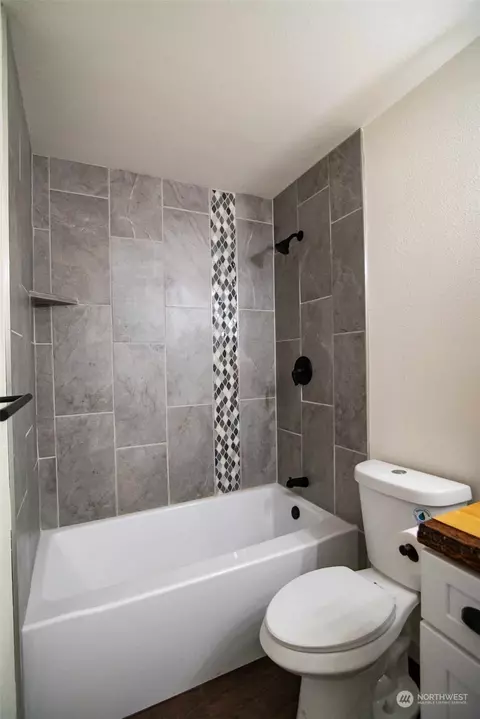 Bath - 519 E Maple St, Centralia, WA 98531 photo 2 of 8
