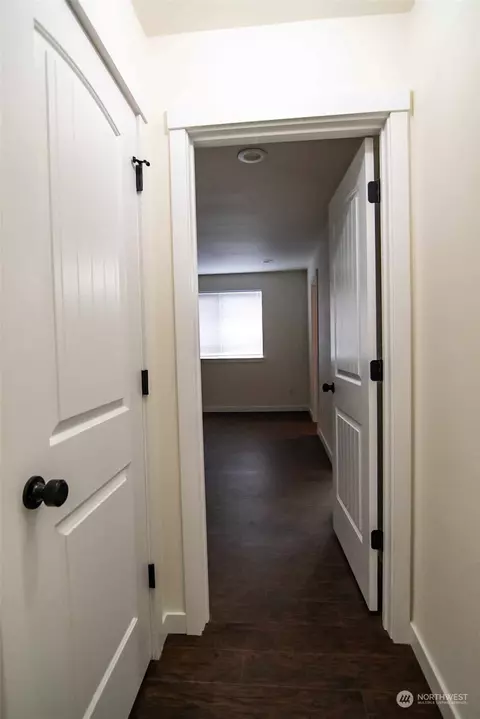 Entry Way - 519 E Maple St, Centralia, WA 98531 photo 2 of 3