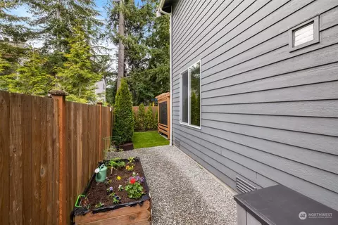 Exterior - 12112 23rd Dr SE, Everett, WA 98208 photo 7 of 9