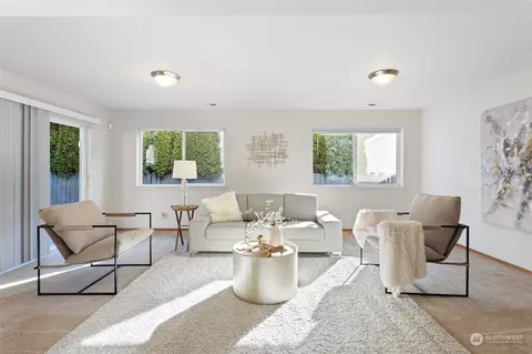 Living - 15317 Sunset Rd, Bothell, WA 98012 photo 4 of 5