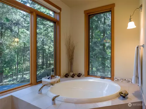 Bath - 824 Osprey Ln, Eastsound, WA 98245 photo 3 of 4