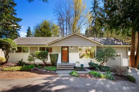 1549 NE 105th St, Seattle, WA 98125
