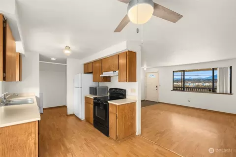 Kitchen - 558 E Marine View Dr, Everett, WA 98201 photo 2 of 3