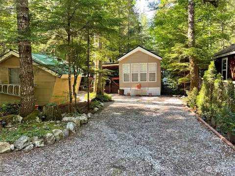 169 Christmas Tree Cir, Deming, WA 98244