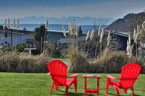 8199 Cultus Dr, Clinton, WA 98236