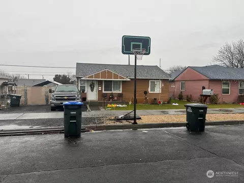 822 S Grand Dr, Moses Lake, WA 98837