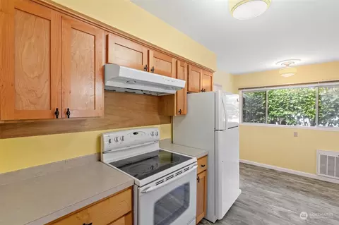 Kitchen - 143 Mountain View Dr, Longview, WA 98632 photo 2 of 2