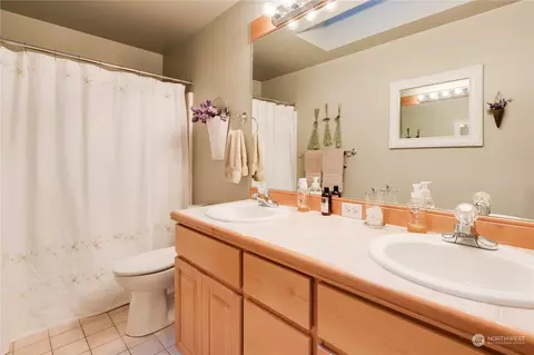 Bath - 4715 176th St SE, Bothell, WA 98012 photo 3 of 4