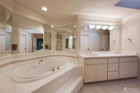 Bath - 4715 176th St SE, Bothell, WA 98012 photo 2 of 4