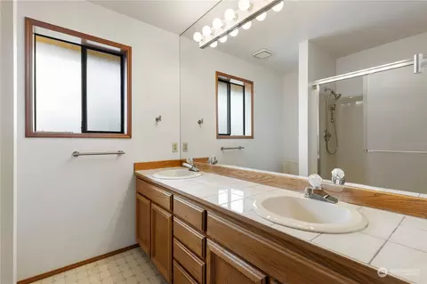 Bath - 13900 14th Dr SE, Mill Creek, WA 98012 photo 1 of 2