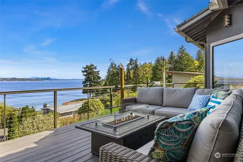 11844 Sunrise Dr NE, Bainbridge Island, WA 98110