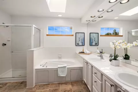 Bath - 5123 150th St SE, Everett, WA 98208 photo 2 of 4