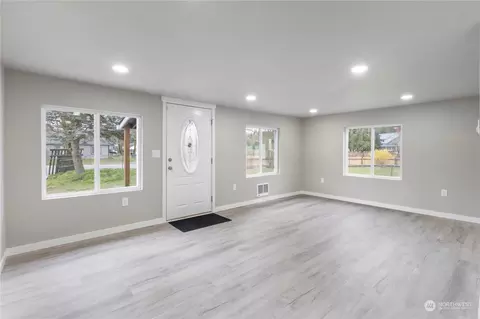 Living - 18002 Patterson Rd E, Orting, WA 98360 photo 2 of 2