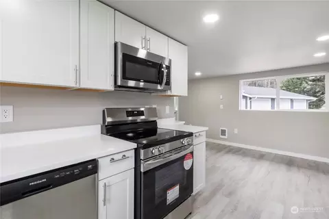 Kitchen - 18002 Patterson Rd E, Orting, WA 98360 photo 2 of 2