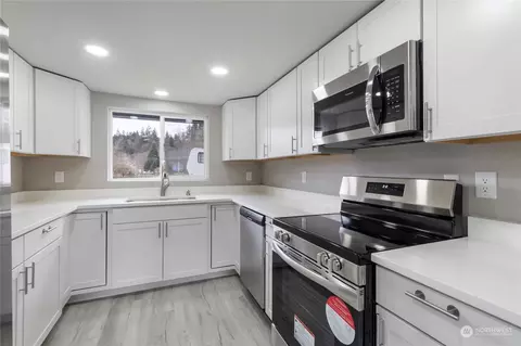 Kitchen - 18002 Patterson Rd E, Orting, WA 98360 photo 1 of 2