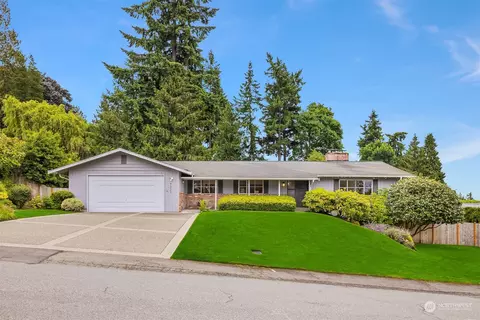 9221 NE 37th Pl, Yarrow Point, WA 98004