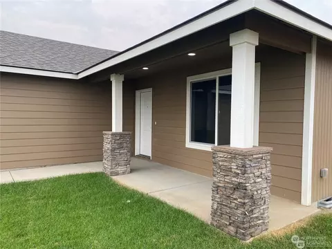 Exterior - 641 E Franklin St, Connell, WA 99326 photo 2 of 5