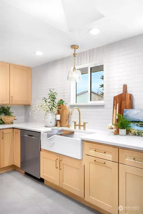 Kitchen - 1314 E Casino Rd, Everett, WA 98203 photo 4 of 5