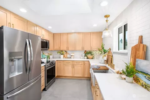 Kitchen - 1314 E Casino Rd, Everett, WA 98203 photo 3 of 5