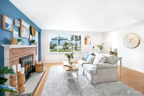 Living - 1314 E Casino Rd, Everett, WA 98203 photo 4 of 5
